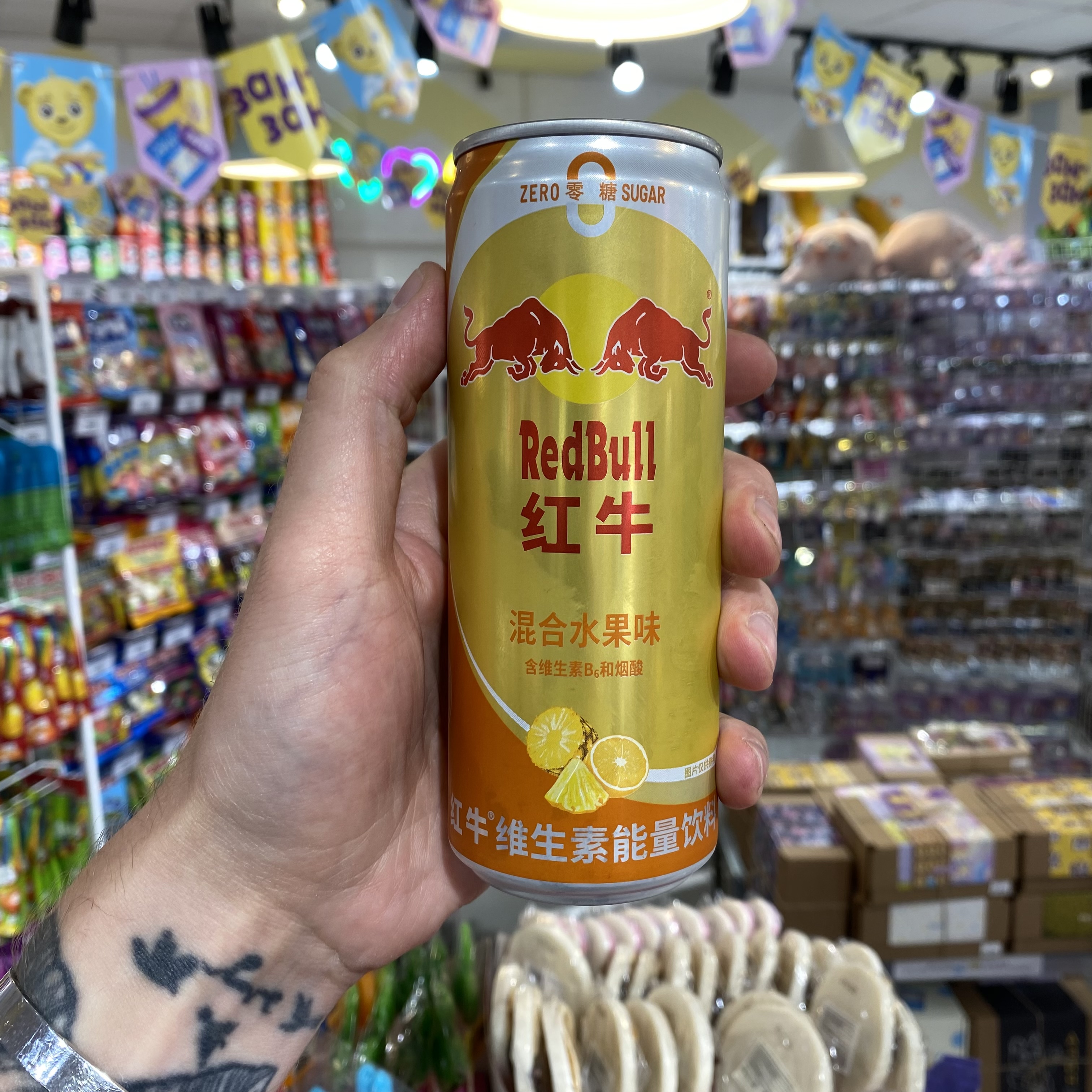 Ред булл пятерочка. Red bull (напиток). Red bull Тайланд. Конфеты флеш и ред Булл. Препарат для потенции ред Булл.